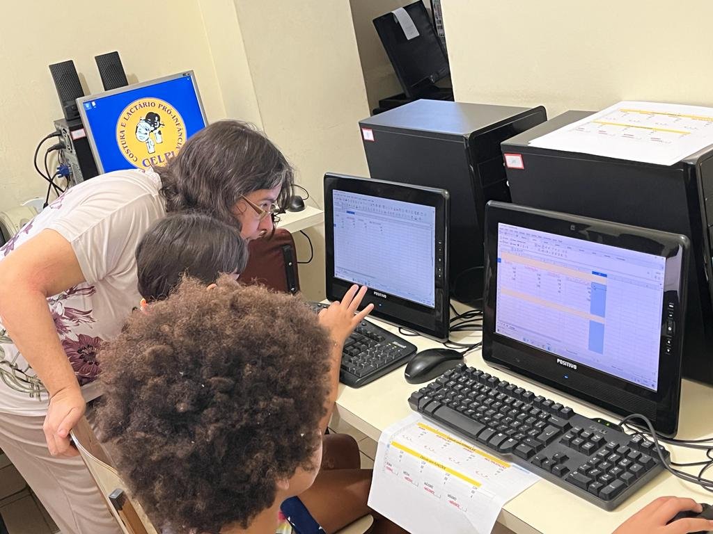 Crianças em atividade educativa na CELPI