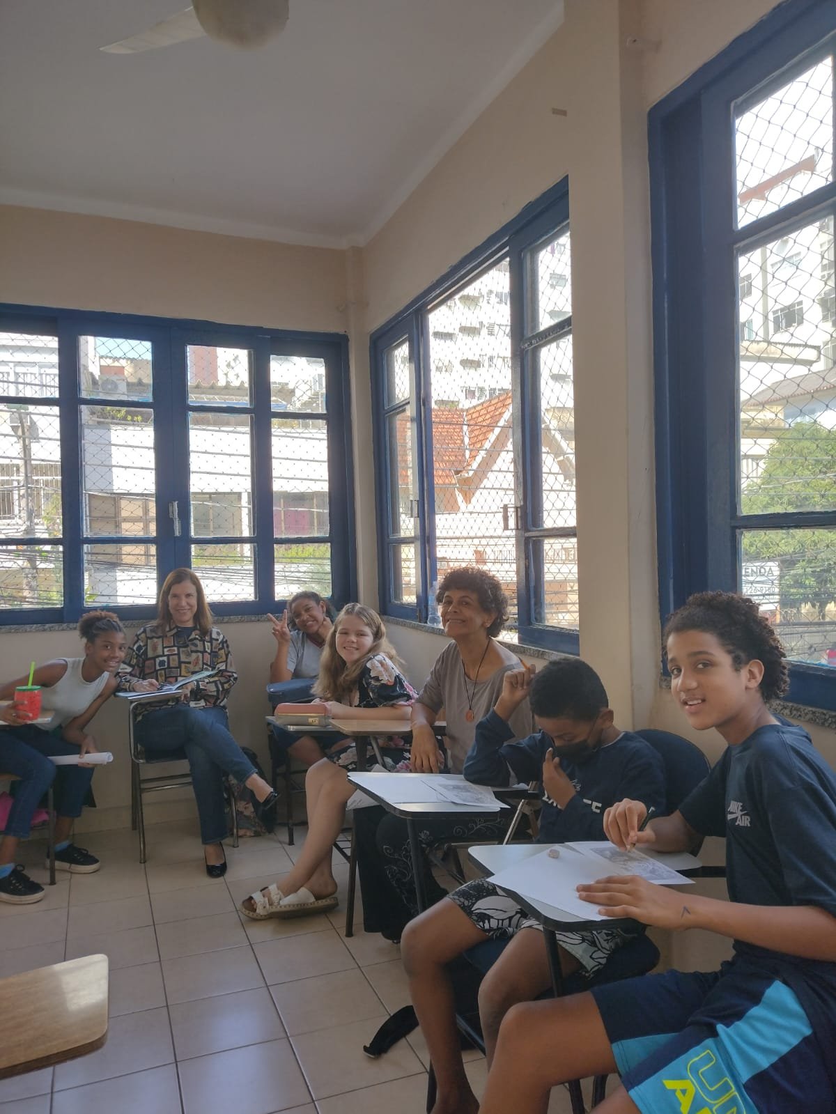 Sala de atividades da CELPI com voluntários e crianças