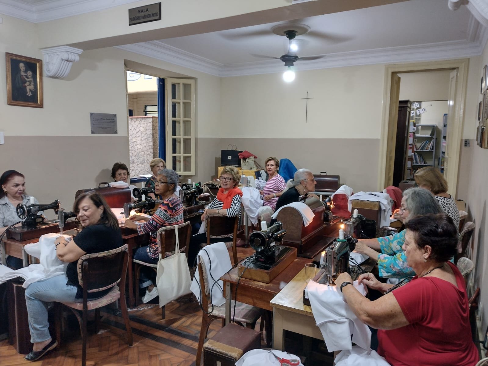 Voluntárias da CELPI trabalhando nas máquinas de costura históricas